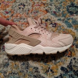 Nike Shoes - Nike Huaraches women's size 9 Nike Shoes - Nike Huaraches women's size 9